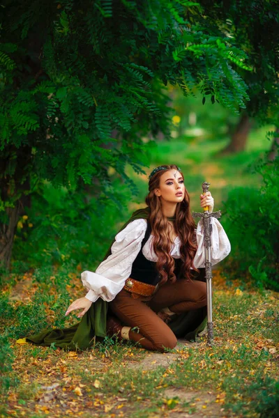 Hermosa Princesa Pelirroja Vestido Aleta Medieval Capa Larga Con Espada — Foto de Stock