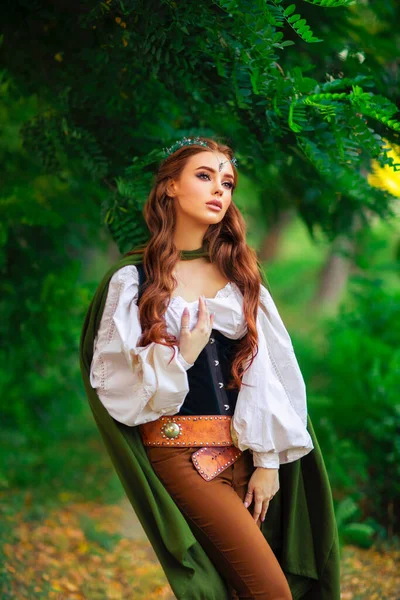 Linda Princesa Cabelos Vermelhos Vestido Elfo Medieval Manto Longo Posando — Fotografia de Stock