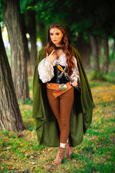 Bela Princesa Cabelos Vermelhos Vestido Elfo Medieval Manto Longo Com — Fotografia de Stock