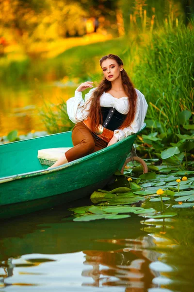 Linda Princesa Cabelos Vermelhos Vestido Elfo Medieval Sentado Barco Rio — Fotografia de Stock