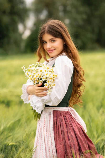 Mooi Roodharig Meisje Middeleeuwse Jurk Staand Een Tarweveld Met Madeliefjes — Stockfoto