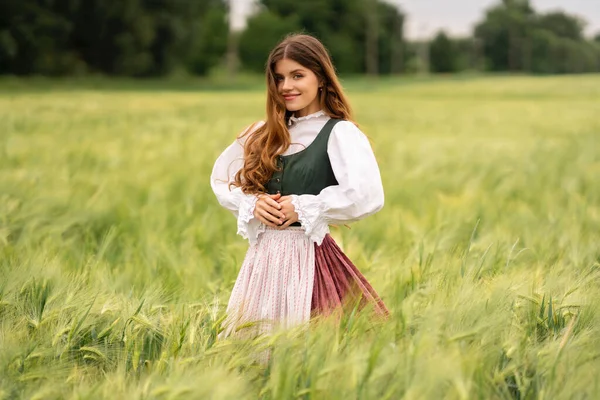 Krásná Zrzavá Dívka Středověkých Šatech Stojící Pšeničném Poli Sedmikráskami Pohádka — Stock fotografie