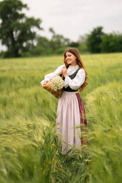 Beautiful Red Haired Girl Medieval Dress Standing Wheat Field Daisies — Stock Photo, Image