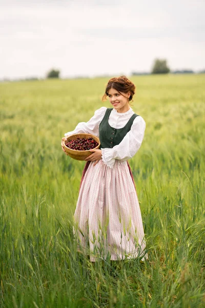 Beautiful Red Haired Girl Medieval Dress Standing Wheat Field Cherries — Stock Photo, Image