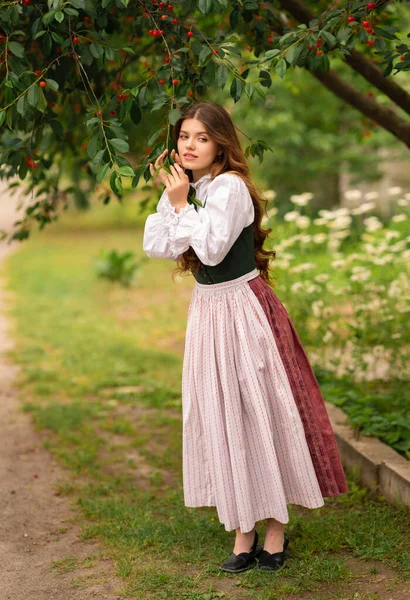 Menina Ruiva Bonita Vestido Medieval Perto Cerejeira Conto Fadas História — Fotografia de Stock