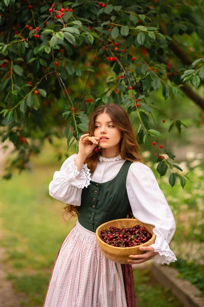 Piękna Ruda Dziewczyna Średniowiecznej Sukience Stoi Pobliżu Drzewa Wiśniowego Baśniowa — Zdjęcie stockowe
