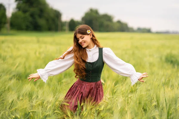 Mooi Roodharig Meisje Middeleeuwse Jurk Staand Een Tarweveld Met Madeliefjes — Stockfoto