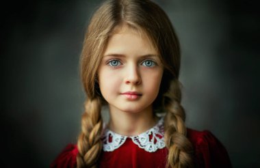 Eski moda elbiseli, uzun örgülü saçları olan güzel bir kızın portresini yakından çek. 