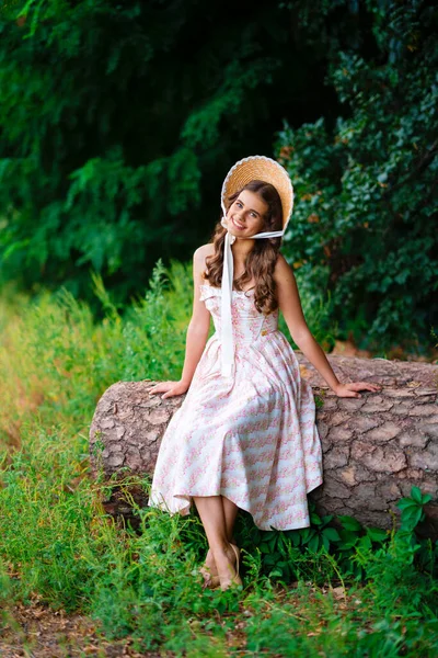 Jovem Menina Bonita Loira Encaracolado Chapéu Palha Vestido Vintage Posando — Fotografia de Stock