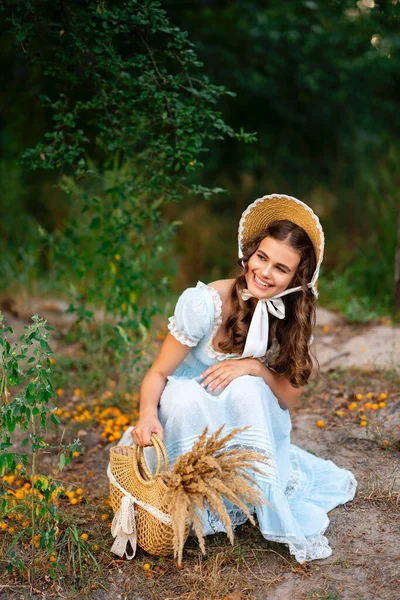 Jovem Menina Bonita Loira Encaracolado Chapéu Palha Cesta Vestido Vintage — Fotografia de Stock
