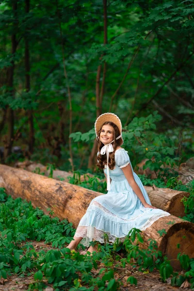 Mladý Pěkný Blondýny Kudrnatý Dívka Slamníku Vintage Šaty Pózovat Přírodě — Stock fotografie