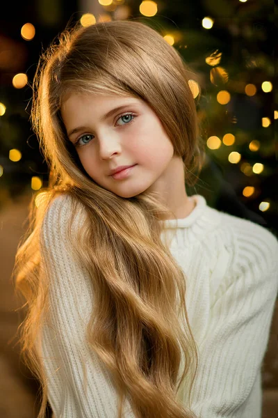 Mooi Jong Meisje Met Lang Krullend Haar Staande Een Kerst — Stockfoto