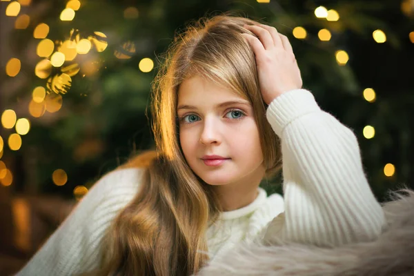 Uzun Kıvırcık Saçlı Güzel Bir Kız Noel Arkaplanında Dikiliyor Işıkları — Stok fotoğraf