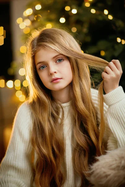 Schöne Junge Mädchen Mit Langen Lockigen Haaren Die Auf Einem — Stockfoto
