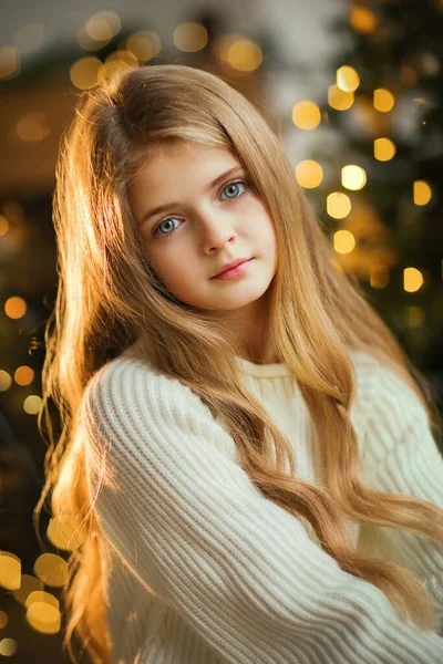 Menina Bonita Com Cabelos Longos Encaracolados Sobre Fundo Natal Com — Fotografia de Stock