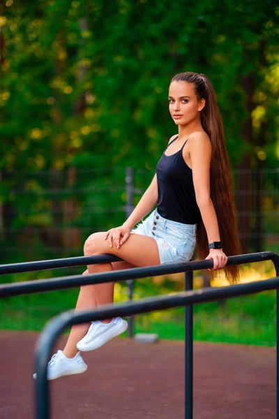 Mooie Sport Meisje Korte Blauwe Shorts Met Extra Lang Haar — Stockfoto
