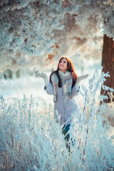 Portret Van Mooi Brunette Meisje Warme Sjaal Outdoor Winter Vorst — Stockfoto