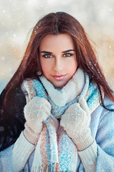 Портрет Красивої Дівчини Брюнетки Теплому Шарфі Відкритому Повітрі Зимовому Морозному — стокове фото