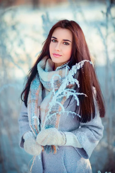 Güzel Esmer Kızın Portresi Açık Havada Kış Ayazı Ormanında Mavi — Stok fotoğraf