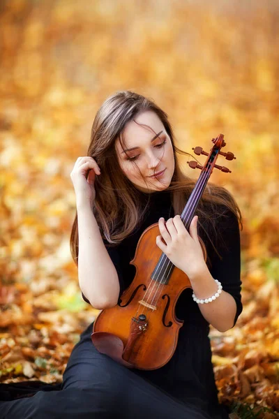 Portré Egy Gyönyörű Barna Lány Sötét Ruhában Hegedűvel Hegedűs Csukott — Stock Fotó