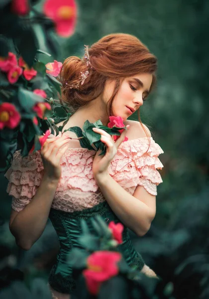 Közelkép Portré Egy Gyönyörű Vörös Hajú Lány Egy Rózsaszín Vintage — Stock Fotó