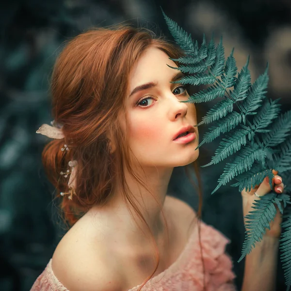 Nahaufnahme Porträt Eines Schönen Roten Haares Mädchen Einem Rosa Vintage — Stockfoto