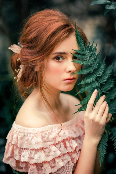 Close Portret Pięknej Dziewczyny Rude Włosy Różowym Vintage Sukienka Stojąca — Zdjęcie stockowe