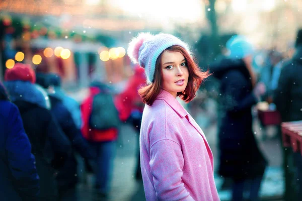 Portrét Krásného Mladého Modelky Pletací Čepici Stojící Vánočním Pozadí Světly — Stock fotografie