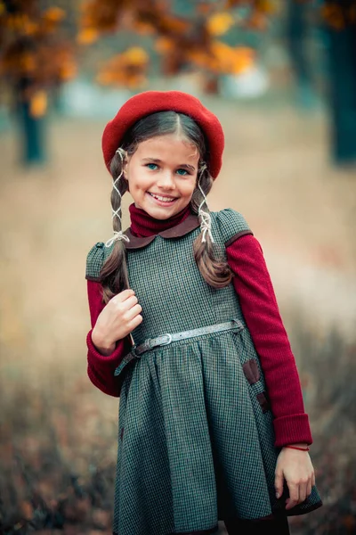 Retrato Outono Uma Bela Jovem Estudante Boina Vermelha Cabelos Trança — Fotografia de Stock