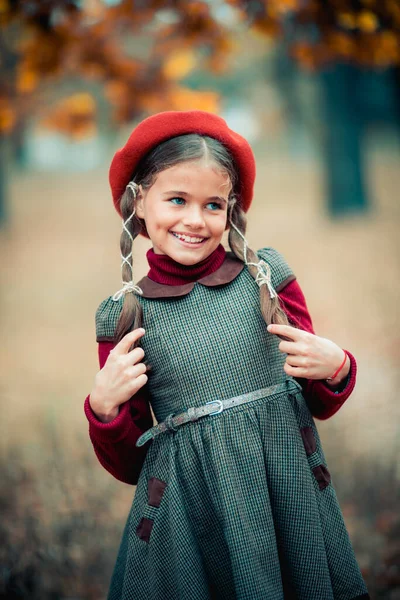 Φθινοπωρινό Πορτρέτο Μιας Όμορφης Νεαρής Μαθήτριας Κόκκινα Μπερέ Και Πλεξούδες — Φωτογραφία Αρχείου