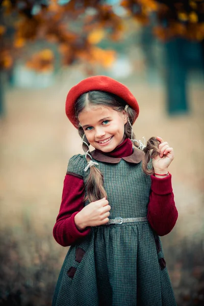 Potret Musim Gugur Seorang Gadis Sekolah Muda Yang Cantik Dengan — Stok Foto