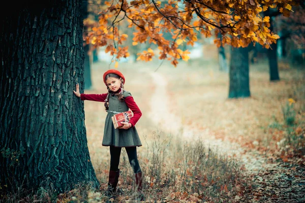 Herfst Portret Van Een Mooi Jong Schoolmeisje Rode Baret Vlechtharen — Stockfoto
