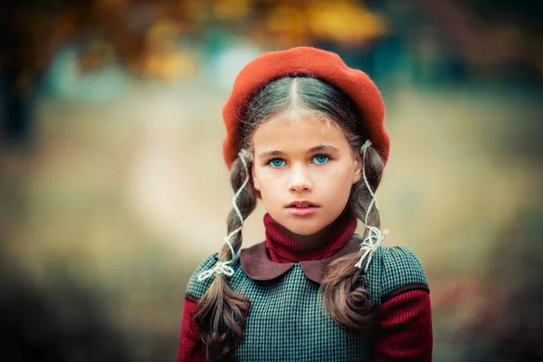 赤いベレーとブレードの髪の美しい若い女の子の秋の肖像画 公園で自然を楽しむ明るい笑顔でテンデナレスポジティブな子供 — ストック写真