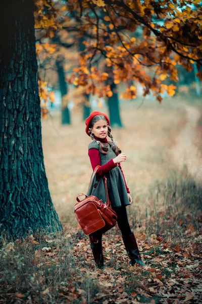 Podzimní Portrét Krásné Mladé Školačky Červeném Baretu Copánkových Vlasech Školní — Stock fotografie
