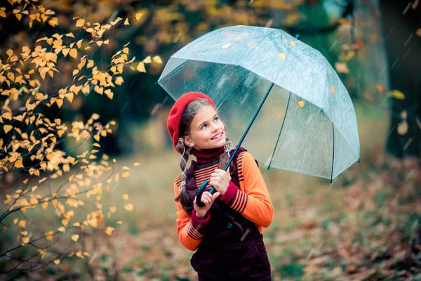 Podzimní Portrét Krásné Mladé Školačky Červeném Baretu Copánkových Vlasech Deštníkem — Stock fotografie