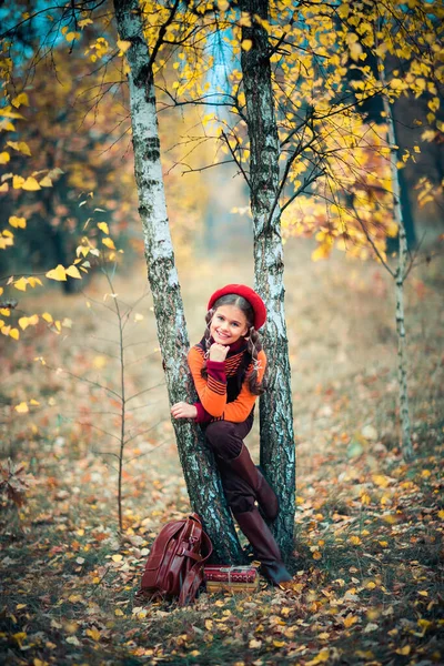 Herbstporträt Einer Schönen Jungen Schülerin Mit Roter Baskenmütze Und Geflochtenen — Stockfoto