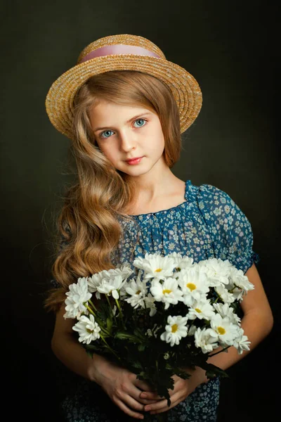 Närbild Porträtt Vacker Blond Flicka Med Blå Ögon Vintage Dress — Stockfoto