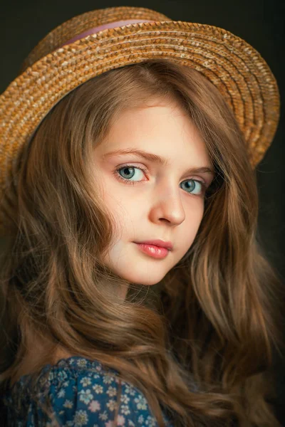 Close Portret Van Een Mooi Blond Meisje Met Blauwe Ogen — Stockfoto