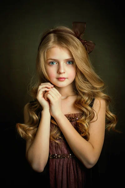 Close Portret Pięknej Blondynki Niebieskimi Oczami Sukience Vintage Pretty Dziecko — Zdjęcie stockowe