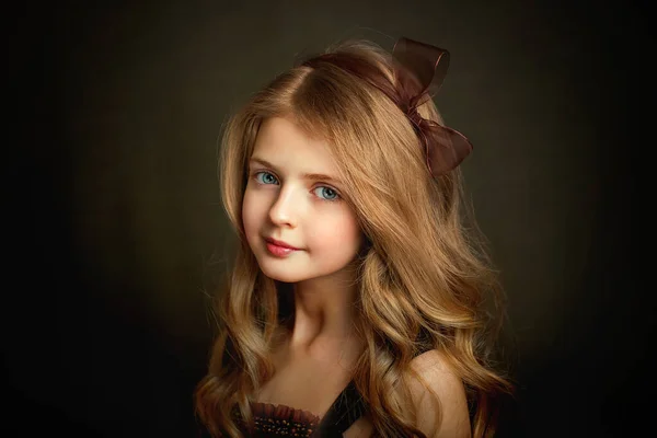 Портрет Блондинки Голубыми Глазами Винтажном Платье Прекрасный Ребенок Блестящими Кудрявыми — стоковое фото