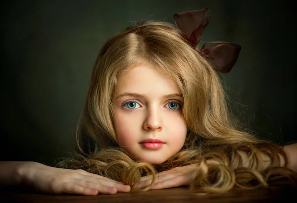 Närbild Porträtt Vacker Blond Flicka Med Blå Ögon Vintage Dress — Stockfoto