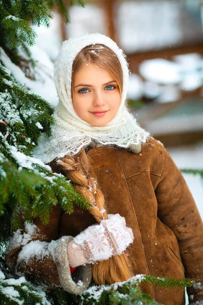 Зимний Портрет Красивой Молодой Девушки Длинными Косичками Голубыми Глазами Вязаным — стоковое фото