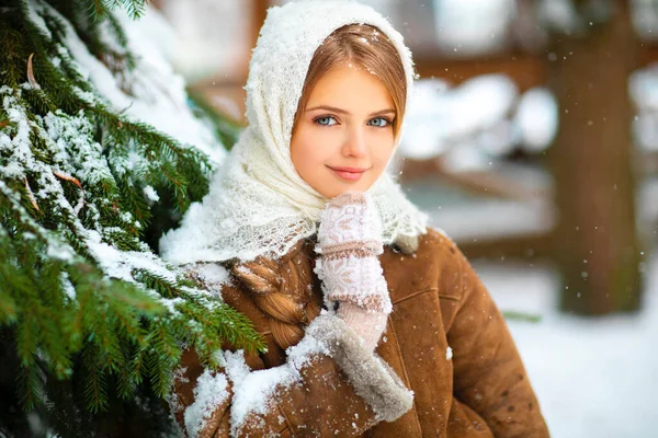 Winterportret Van Een Mooi Jong Meisje Met Lang Vlechthaar Blauwe — Stockfoto