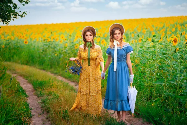 漂亮的卷曲姑娘 戴着草帽 穿着旧式的黄色衣服 站在白花旁 优雅的女士走在乡间 浪漫温情的艺术典范 — 图库照片