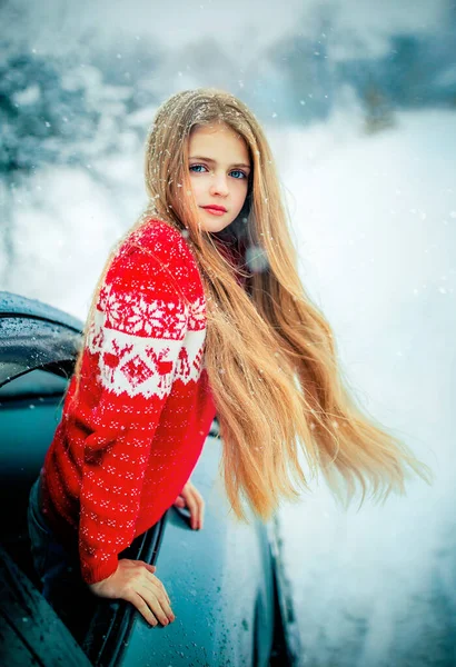 Mooi Blond Lang Haar Meisje Met Blauwe Ogen Rode Trui — Stockfoto