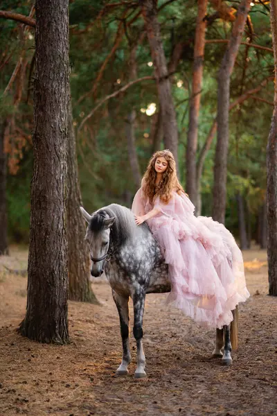 Красивая Девушка Длинными Волосами Длинном Гламурном Платье Позирует Серой Лошадью — стоковое фото