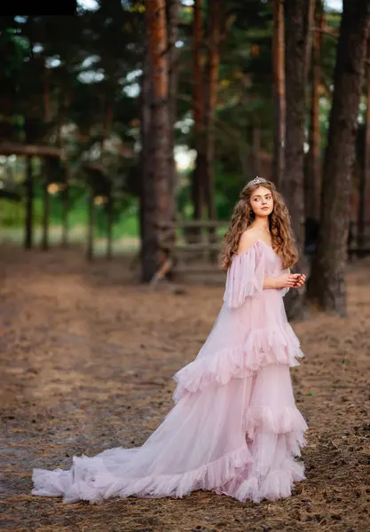 Schöne Mädchen Mit Langen Haaren Langen Glamour Kleid Posiert Kiefernwald — Stockfoto