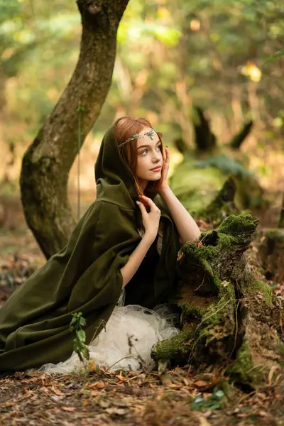 Portret Pięknej Rudej Dziewczyny Zielonej Średniowiecznej Sukience Pobliżu Mchu Baśniowa — Zdjęcie stockowe