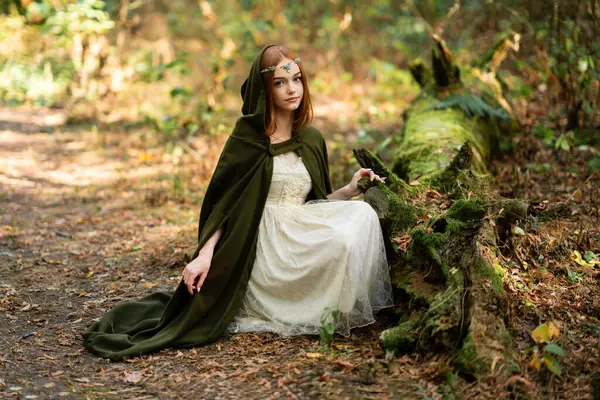 Портрет Красивої Рудої Волохатої Дівчини Зеленій Середньовічній Сукні Біля Дерева — стокове фото