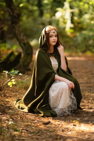 Retrato Uma Bela Menina Cabelos Vermelhos Vestido Medieval Verde Perto — Fotografia de Stock